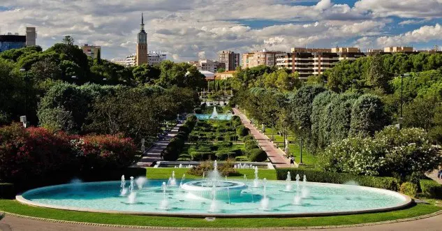 Landscaped park with fountains, tree-lined paths and green spaces in Zaragoza
