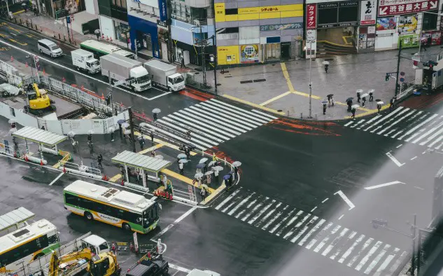 Smart urban intersection illustrating Vehicle-Road-Cloud Integration through connected vehicles, intelligent road infrastructure and real-time traffic management.